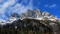 Wilde Felszacken mit Schnee