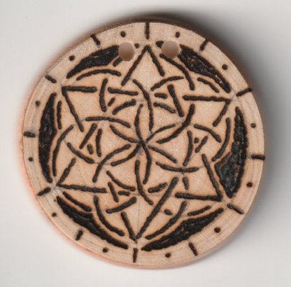 Sonnenbebrannte Holzscheibe mit Hexagram in Blume des Lebens 