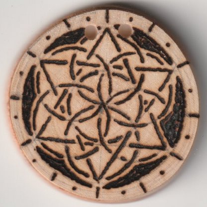 Sonnenbebrannte Holzscheibe mit Hexagram in Blume des Lebens 