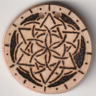 Sonnenbebrannte Holzscheibe mit Hexagram in Blume des Lebens 