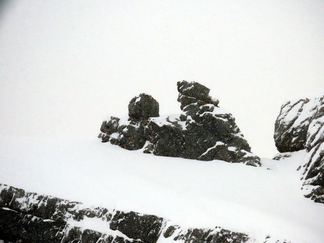 Zwei markante Felsgestalten in winterlicher Berglandschaft