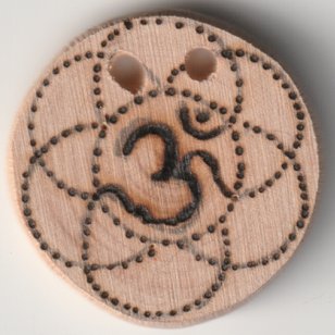 Sonnenbebrannte Amulettscheibe mit OM in Lebensblume