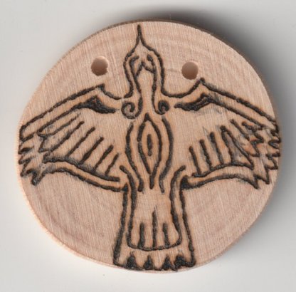 Sonnenbebrannte Holzscheibe mit Donnervogel Motiv