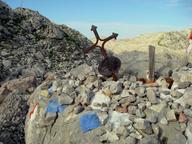 Schiefes Eisenkreuz an einer Gedenkstätte für dort verstorbene Bergsteiger
