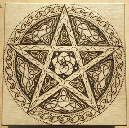 Pentagramm und Venusblume auf Holzschachte gebrannt