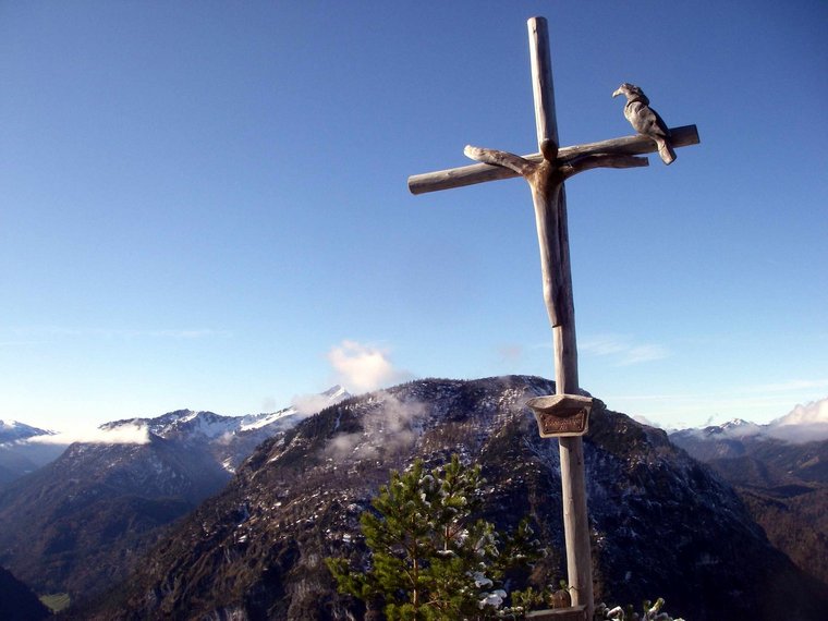 Schwemmholz Gipfelkreuz mit geschnitzten Raben