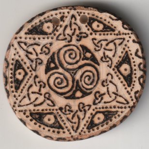 Sonnenbebrannte Holzscheibe mit Triskel in Hexagram