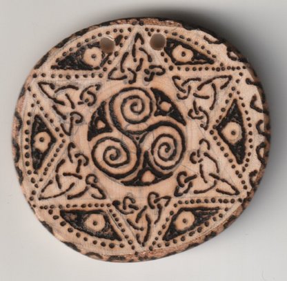 Sonnenbebrannte Holzscheibe mit Triskel in Hexagram