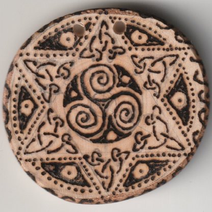 Sonnenbebrannte Holzscheibe mit Triskel in Hexagram
