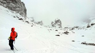 Skifahrer in wilder Wintergebirgslandschaft