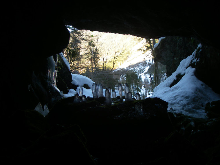 Blick aus einer winterlichen Höhle