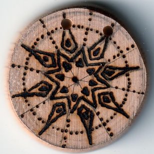 Achtstrahliger Kompass~Stern, auf Holzscheibe mit der Sonne gebrannt