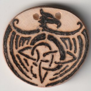 Sonnenbebrannte Holzscheibe mit keltischen Drachen Motiv