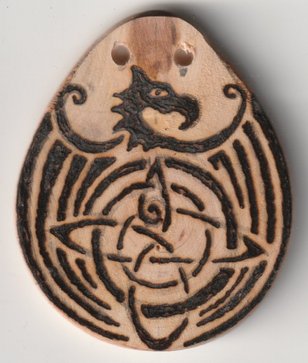 Sonnenbebrannte Holzscheibe mit keltischen Drachen Symbol