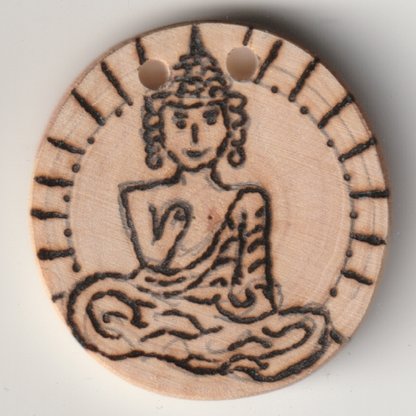 Sonnenbebrannte Holzscheibe mit Buddha Motiv