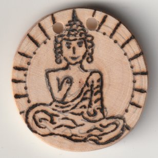 Sonnenbebrannte Holzscheibe mit Buddha Motiv