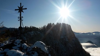 Tiefstehende Sonne und Gipfelkreuz
