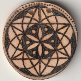 Sonnenbebrannte Holzscheibe mit Hexagon in einer Blume des Lebens