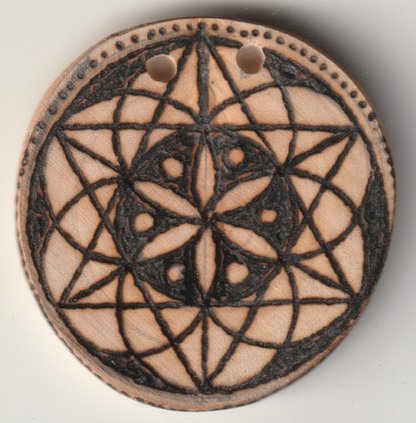 Sonnenbebrannte Holzscheibe mit Hexagon in einer Blume des Lebens