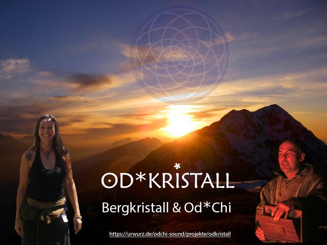 Banner der Musikgruppe Od Kristall mit Sonnenuntergang hinter sanften Bergen, den beiden Protagonisten und dem Schriftzug der Gruppe