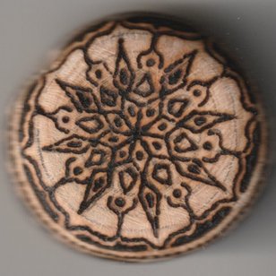 Sonnenbebrannte Amulettscheibe mit Sternmandala Motiv