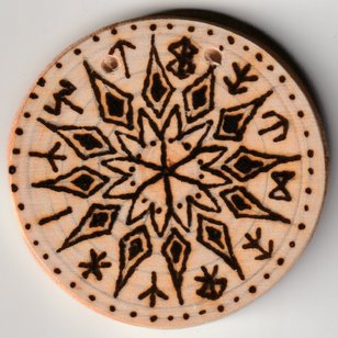 Sonnengravierte Holzscheibe mit sternförmigen Runen Mandala 