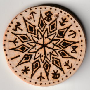Sonnengravierte Holzscheibe mit sternförmigen Runen Mandala 