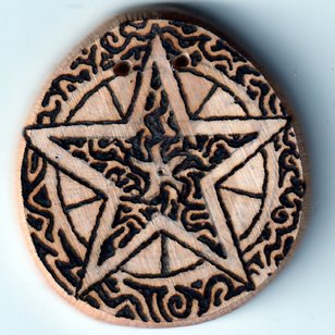 Pentagramm auf Holzscheibe gebrannt