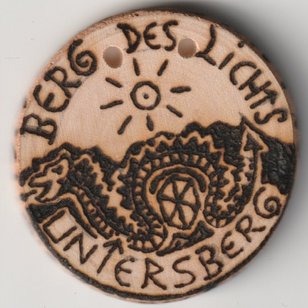 Sonnenbebrannte Holzscheibe mit Untersberg - Berg des Lichts