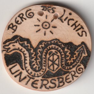 Sonnenbebrannte Holzscheibe mit Drachen im Untersberg
