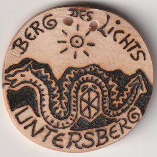 Sonnenbebrannte Holzscheibe mit Drachen im Untersberg