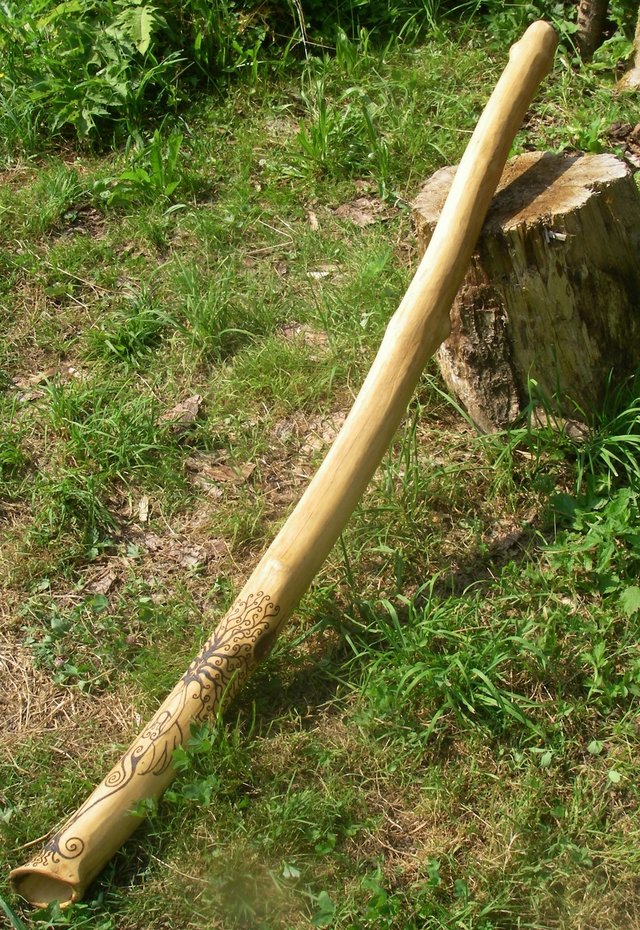 Urhorn aus Hollunderholz mit Sonnengravur Baumgöttin