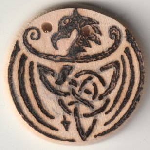 Sonnenbebrannte Holzscheibe mit keltischen Drachen Motiv