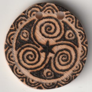 Sonnenbebrannte Holzscheibe mit Trisel Motiv