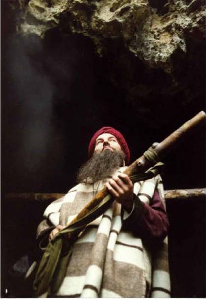 Mann mit langen Bart und Turban und Didgeridoo in der Hand