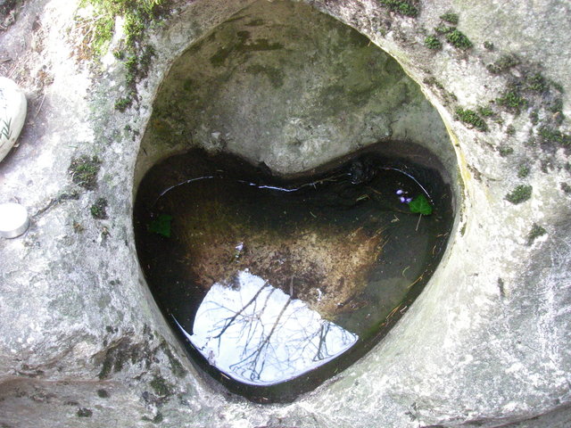 Herzförmiges Wasserbecken in Felsen