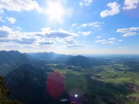 Ausblick von einem Berggipfel in das Voralpenland