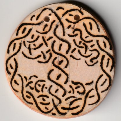 Sonnengravierte Holzscheibe mit abstrakten Baummotiv aus keltischen Knoten