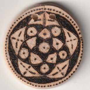 Sonnenbebrannte Holzscheibe mit Venusblumen Symbol