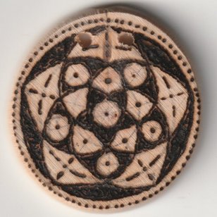 Sonnenbebrannte Holzscheibe mit Venusblumen Symbol
