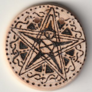 Sonnenbebrannte Holzscheibe mit Zauberer im Pentagramm Motiv