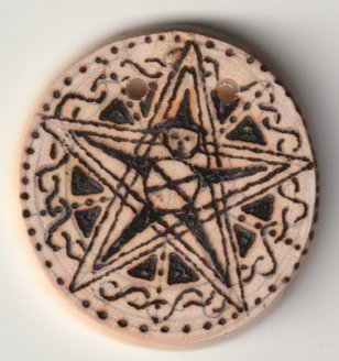 Sonnenbebrannte Holzscheibe mit Zauberer im Pentagramm Motiv