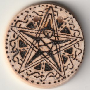 Sonnenbebrannte Holzscheibe mit Zauberer im Pentagramm Motiv