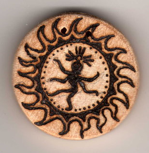 Sonnenbebrannte Holzscheibe mit tanzender Shiva~Figur in Feuerkranz