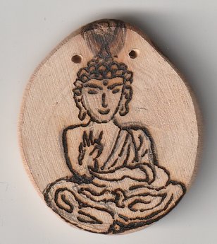 Sonnenbebrannte Holzscheibe mit Buddha