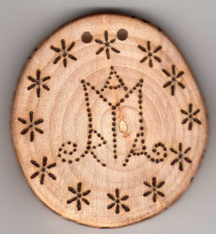 Sonnenbebrannte Holzscheibe mit Marienmonogramm