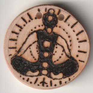Sonnenbebrannte Holzscheibe mit Chakren Buddha
