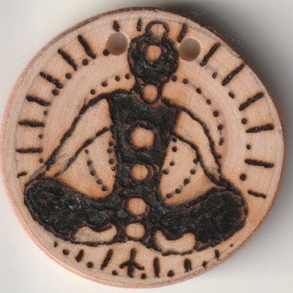 Sonnenbebrannte Holzscheibe mit Chakren Buddha