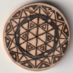 Sonnenbebrannte Holzscheibe mit Hagal-Matrix in Zwölfstern