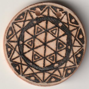 Sonnenbebrannte Holzscheibe mit Hagal-Matrix in Zwölfstern